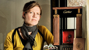 Hun g�r miniature grandiost for Cartier