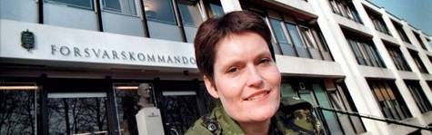 Karrierekvinde i sn�rest�vler og uniform