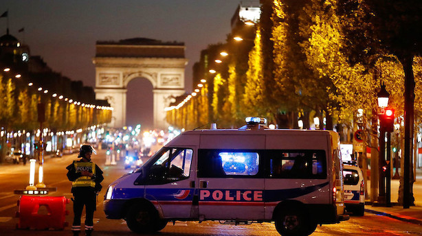To betjente dræbt af skud i Paris
