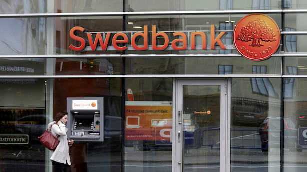 Swedbanks bestyrelse støtter dansk topchef efter hvidvaskrapport: Kræver dybere granskning