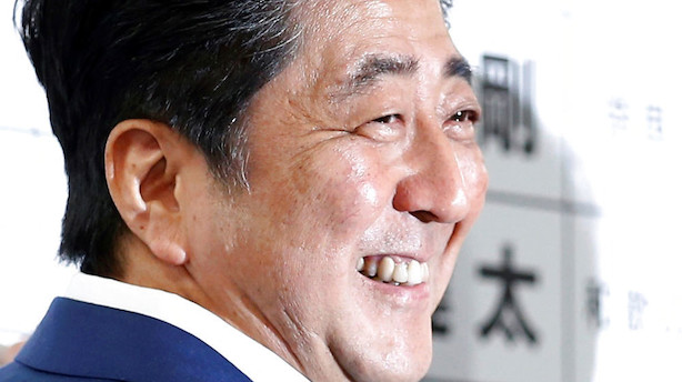 Shinzo Abe erklærer sig som sejrherre i japansk valg