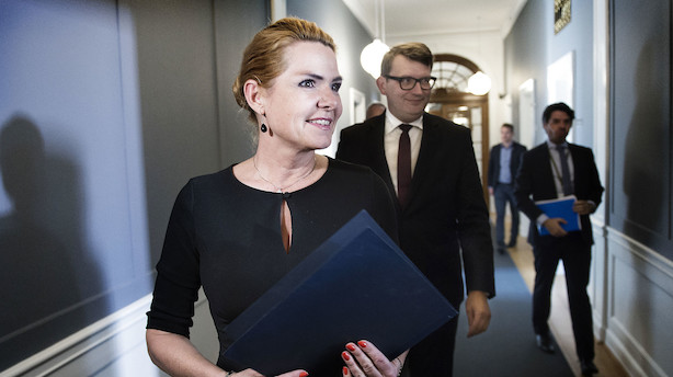 "Jeg har en vis erfaring med annoncer i udlandet. De handlede om at folk skulle blive væk. Du kan kalde det her den modsatte kampagne. I annoncerne vil vi sige: Kom til Danmark - her er arbejde at få"