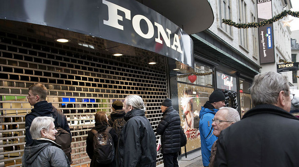Fona lukker 25 butikker og massefyrer i overlevelsesforsøg