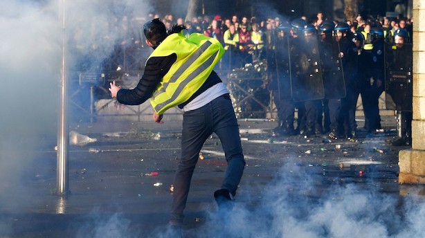 Franskmænd i oprør over stigende benzinpriser: En dræbt og 400 mennesker er blevet såret
