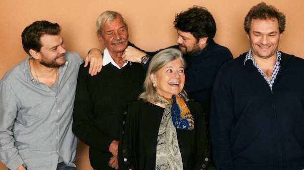 Det tog fem måneder at samle familien Asbæk: "Lige meget, hvor meget vi griner og driller af kærlighed, står vi på skuldrene af det, som vores forældre har skabt"
