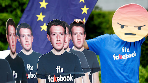 Mens du sov: Nye hug til Facebook