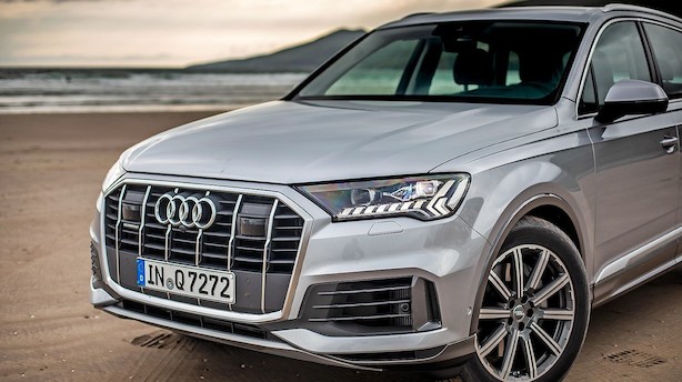 Audis kæmpe får hybridteknik og tre store skærme