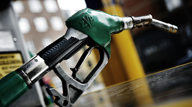 Lavere benzinpriser holder inflationen nede