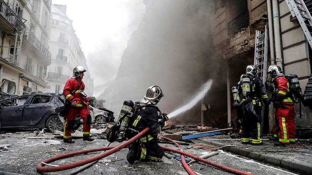 Eksplosion i bageri i Paris koster to brandfolk livet