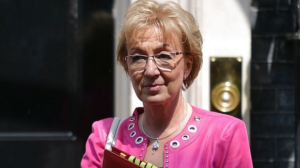 Theresa May nægter at trække sig - minister går af i protest