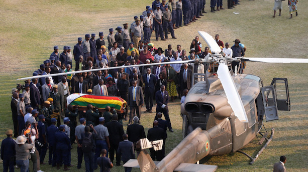 Titusindvis ventes at deltage i mindeceremoni for Mugabe