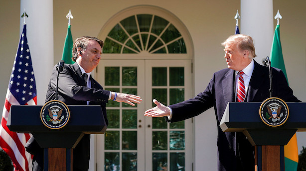 Trump møder brasiliansk perleven og vifter med Nato-medlemskab