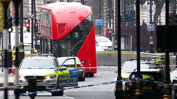 Britisk politi efterforsker påkørsel ved Westminster som muligt terrorangreb
