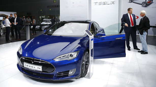 Tesla lancerer ny software-update: Nu kan bilen hente ejeren ved hoveddøren