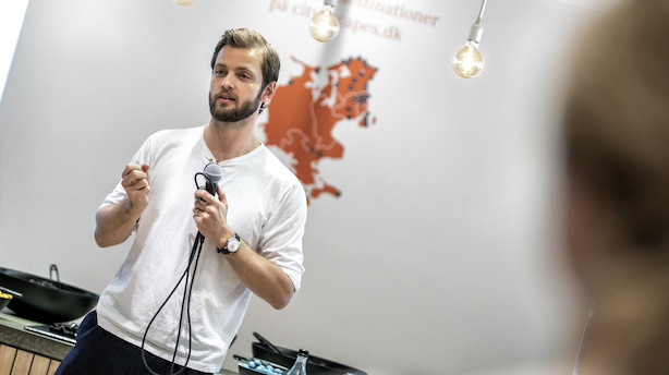 Johan Bülow: "Der skal altså nosser til for at rejse alene til Dubai med 12 kasser lakrids"