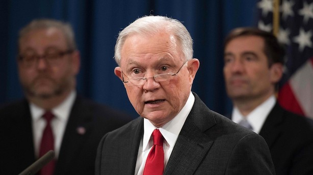 Efter hårde ord og direkte opfordring fra Trump: USA's justitsminister træder tilbage