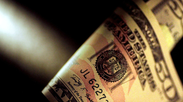 Valuta: Overraskende nøgletal svækker euro mod dollar for en stund