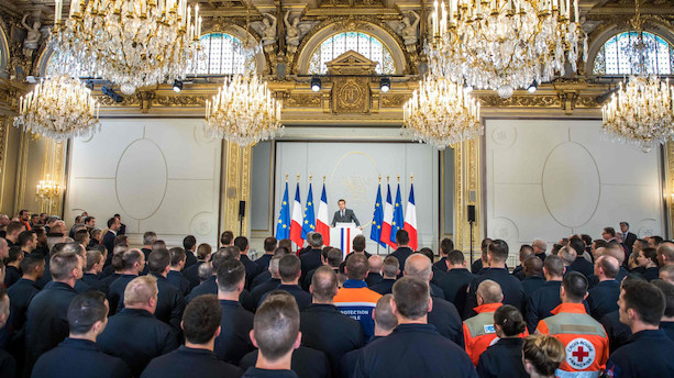 Macron inviterer til sjældent pressemøde efter aflyst tale