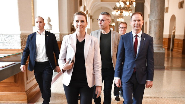 Lyttende ansigt og høflighedsvisit: Nu forhandler Mette F med alle partierne