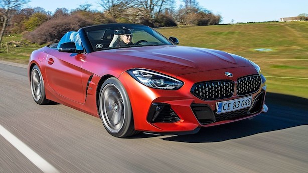 Åben BMW med pæne manerer på sensommertur med kalechen nede