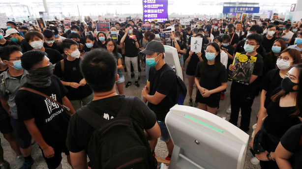 Hongkongs lufthavn ramt af nye demonstrationer