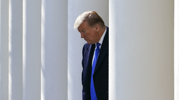Så skete det: Trump underskriver finanslov og erklærer nødretstilstand