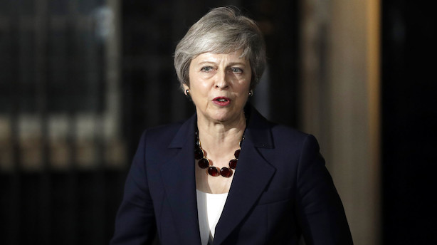 May får opbakning til brexit-aftale i kabinettet - svære dage venter hende