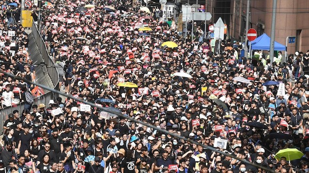 Hundredtusinder demonstrerer igen i Hongkong