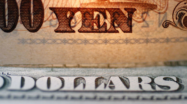 Valuta: Dollar fastholder styrke men handelsbekymringer bremser optur