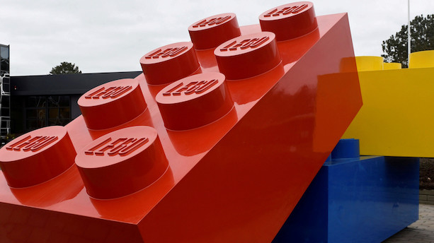 Først solgte Lego: Nu køber tøj-direktør velhaver-familierne ud