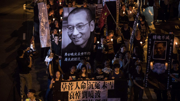 Tusinder går på gaden i Hongkong for kinesisk systemkritiker