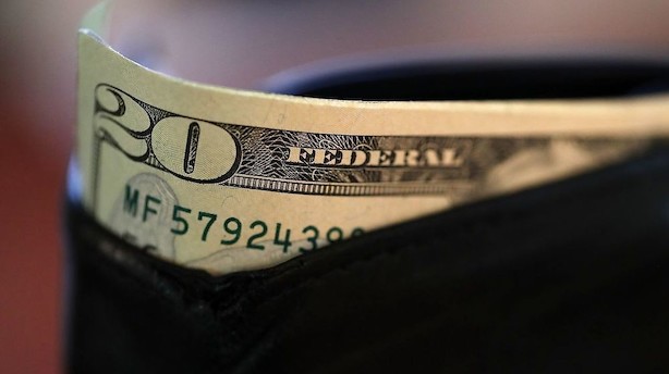 Valuta: Dollarstyrkelse stopper efter to dage forud for nye data