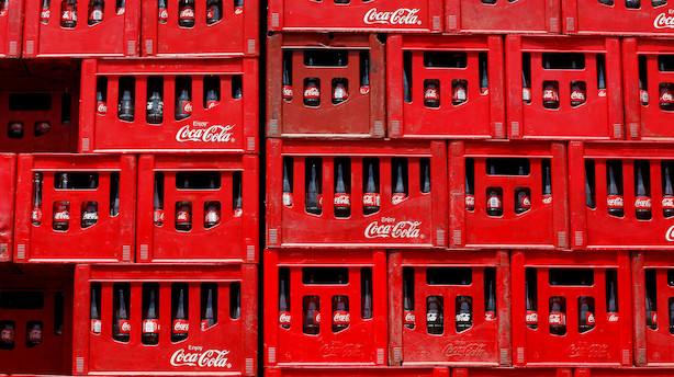 Coca-Cola forbedrer driftsindtjeningen - omsætningen falder