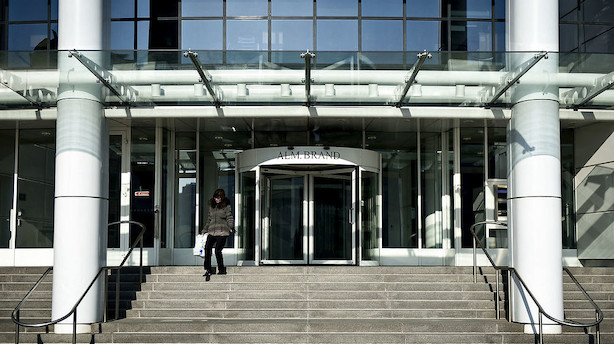 Alm. Brand sløjfer udskældt gebyr i angreb på storbanker