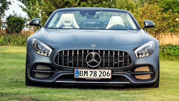 Heftig AMG med 557 hk og kalechen nede