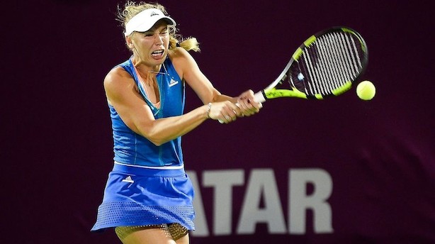 Wozniacki slider sig i semifinale efter tre afbrydelser
