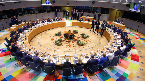 EU-ledere nikker ja til brexit-aftale - opmærksomheden rettes mod London