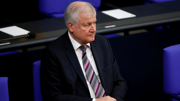 Tysk indenrigsminister kvitter partitop - bliver som minister