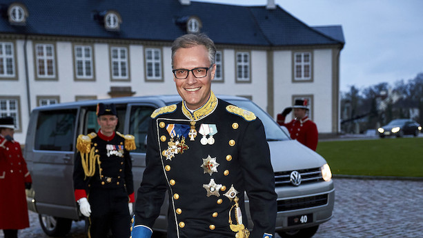 Efter kritik af dobbeltrolle - hofchef stopper som formand for Poul Due Jensens Fond