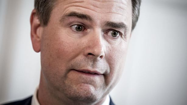 Morgenbriefing: Økonomer afviser regeringens dystre meldinger, britisk premierminister lider stort nederlag