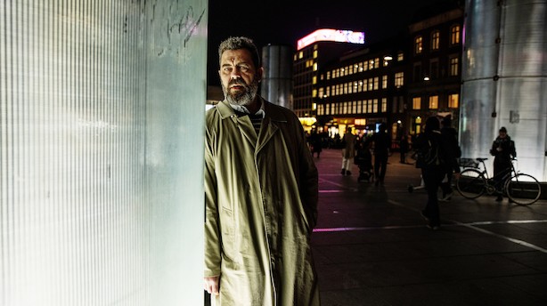 Han kvittede finansjobbet for forfatterskabet: "Jeg kan huske, at jeg ikke havde lyst til at vise min søn et eller andet pragmatisk lorteliv, som jeg ikke var tilfreds med"