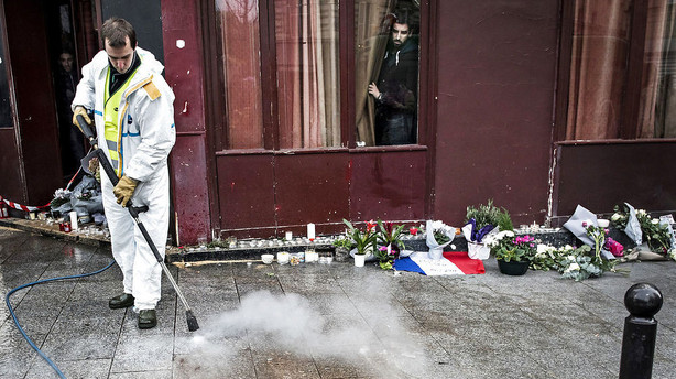 Medier: Efterlyst Paris-mistænkt meldes såret og fanget under aktion