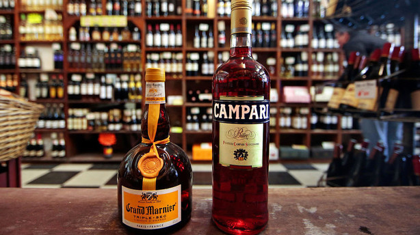 De farvede drinks gamle konger slår sig sammen