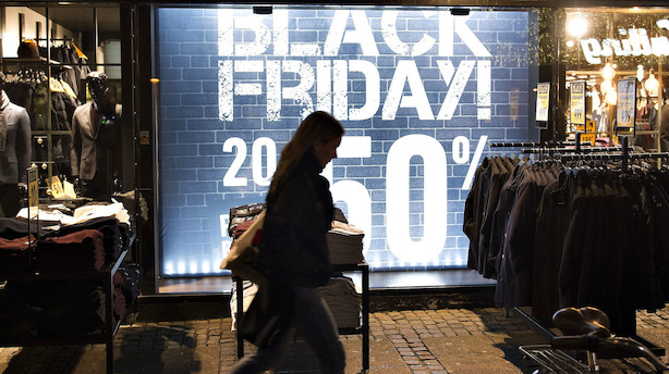 Danskerne holdt på pengene i oktober: Men Black Friday kan meget vel udløse opsparet forbrugslyst