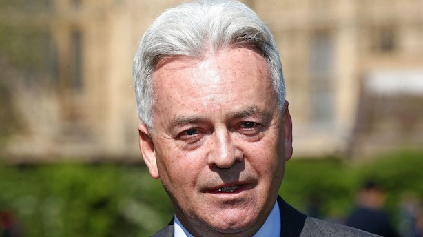 Før konservativt lederopgør: Britisk minister trækker sig for at undgå Boris Johnson
