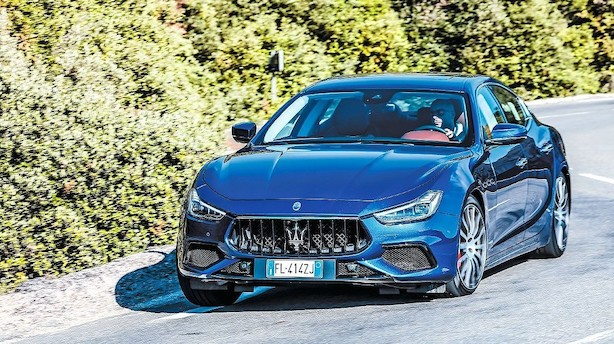 Fuld gas i Maserati Ghibli op ad bjergvejen