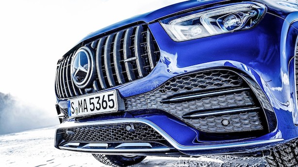 Stor Mercedes-Benz har fornem kontrol over sine bevægelser