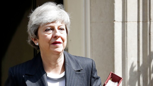 Mens konservative kræver Mays afgang fredag - kæmper hun videre for brexit-aftale