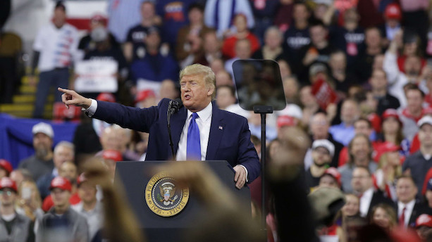 Trump tager Sanders' side i kønsstrid med Elizabeth Warren