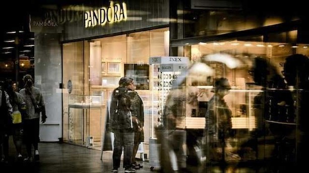 Pandora nedjusterer forventningerne for anden gang i 2018 og ændrer strategien